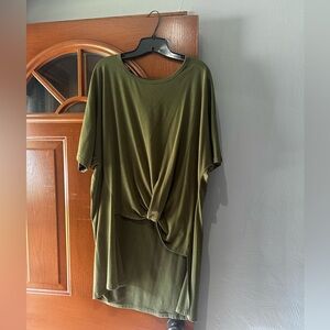 Loose Woman’s shirt, high/low, size medium (fits like large)